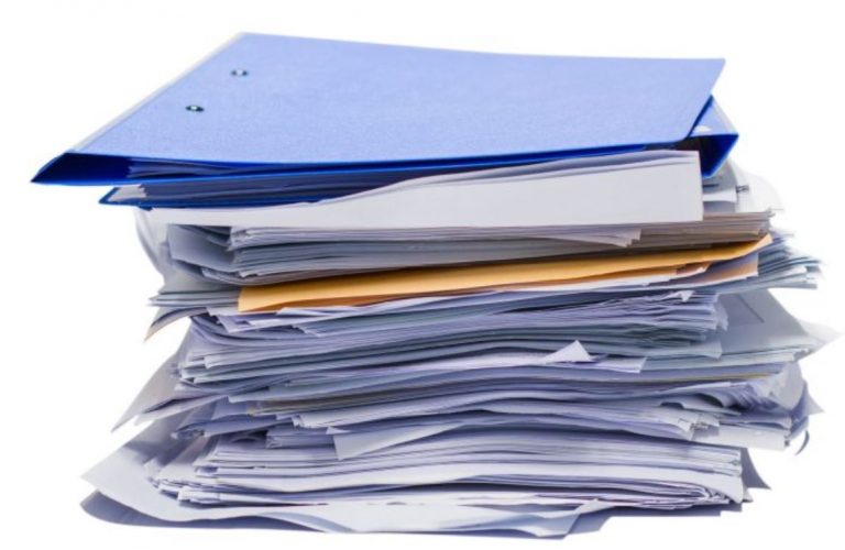 Stapel papier ontbrekend overzicht kwaliteitscontrole